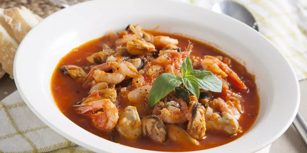 Томатный суп с морепродуктами — рецепт от ВкусВилл
