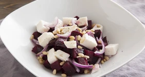 Салат со свеклой и козьим сыром