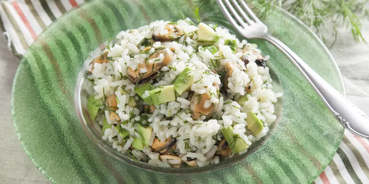 Салат с мидиями и рисом 