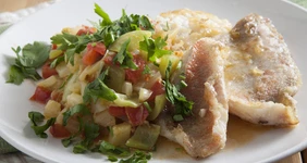 Морской окунь с овощами