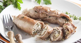 Рулетики из кролика с миндалем
