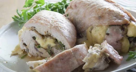 Филе индейки, фаршированное грибами и сыром