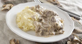Бефстроганов с белыми грибами