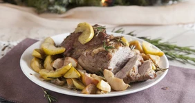 Свинина с розмарином, яблоками и сидром