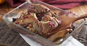 Цесарка со сливами, орехами и гранатом