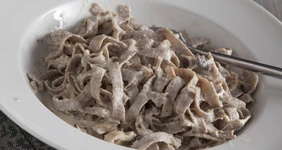 Цельнозерновая лапша с сливочно-грибным соусом