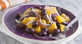 Салат с апельсинами, маслинами и красным луком