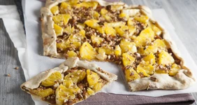 Постный пирог с апельсинами и курагой