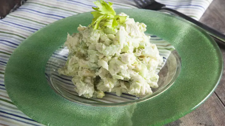 Салат с куриной грудкой и сельдереем