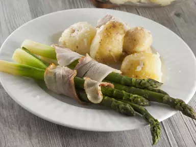 Рулетики из&nbsp;спаржи в&nbsp;беконе с&nbsp;молодым картофелем
