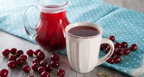 Компот из вишни с кардамоном и ванилью