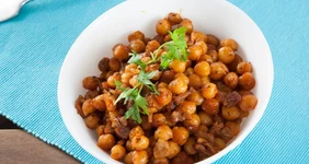 Жареный нут с беконом и специями