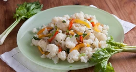 Теплый салат из цветной капусты с перцем и сельдереем
