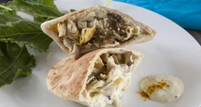 Пита с куриной грудкой в пряном соусе