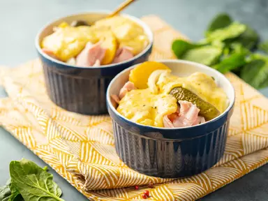 Отварной картофель с ветчиной, корнишонами и раклетом