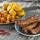 Глазированные свиные рёбра с&nbsp;бататом, тыквой и&nbsp;кукурузой