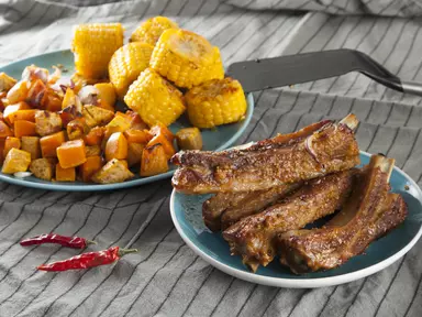 Глазированные свиные рёбра с бататом, тыквой и кукурузой