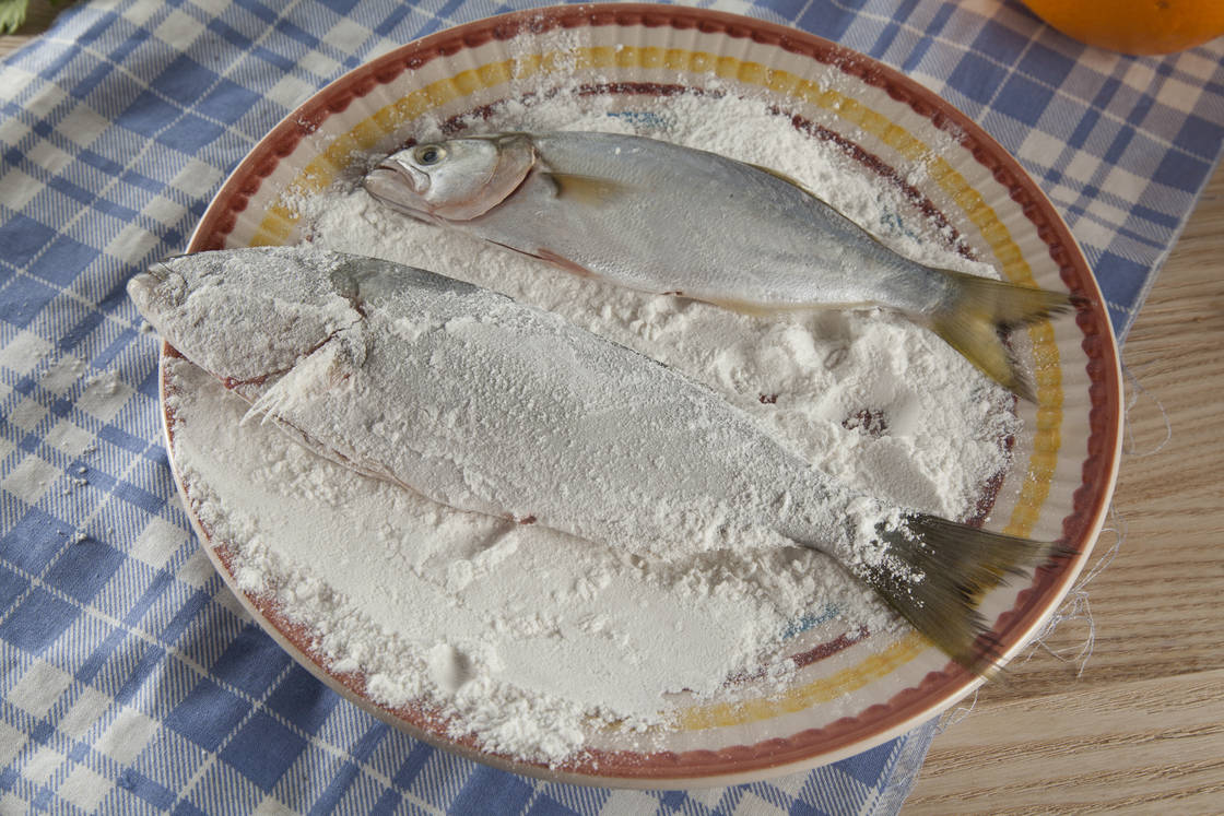 Жареный луфарь с апельсинами и чесноком — процесс приготовления, фото 2 Жареный луфарь с апельсинами и чесноком — процесс приготовления, фото 2