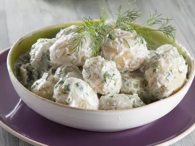Салат из&nbsp;молодого картофеля