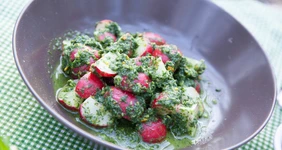 Салат из редиски с укропным песто