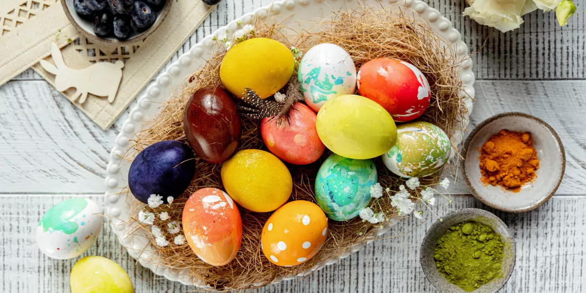 Как покрасить яйца натуральными красителями: пошаговые инструкции с фото
