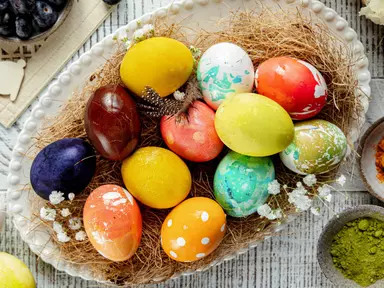 Как покрасить яйца натуральными красителями: пошаговые инструкции с&nbsp;фото