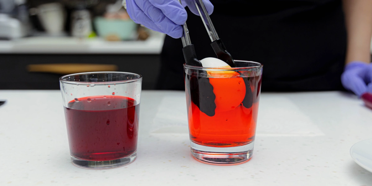 Как покрасить яйца натуральными красителями: пошаговые инструкции с фото