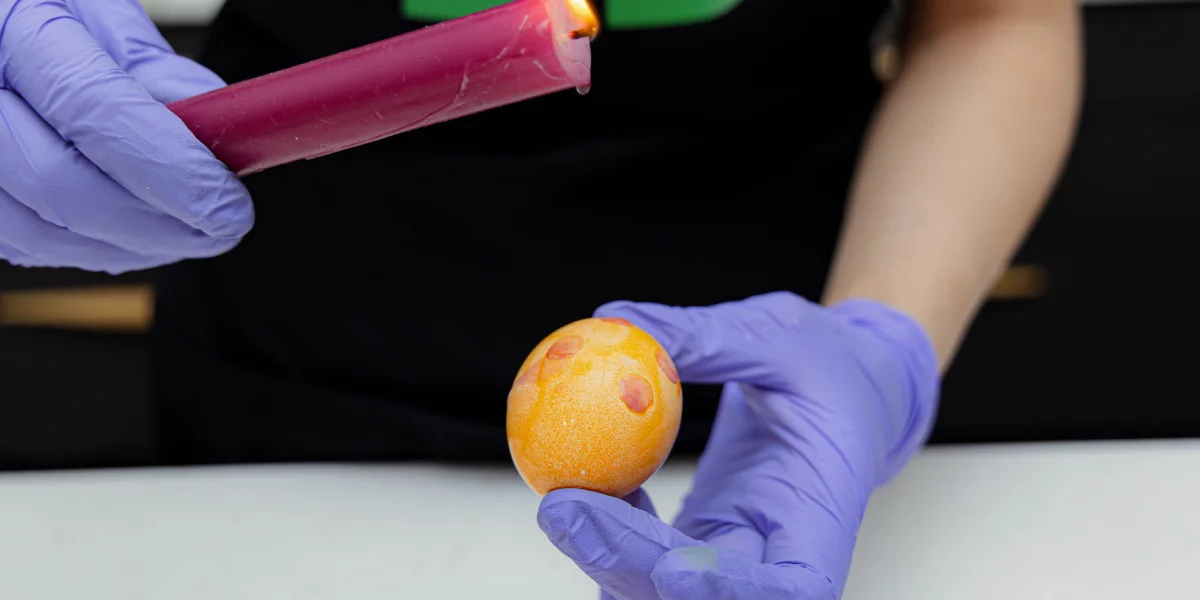 Как покрасить яйца натуральными красителями: пошаговые инструкции с фото