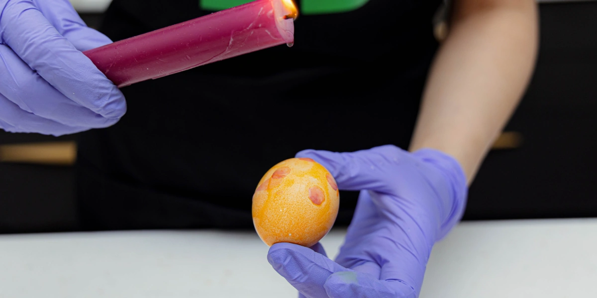 Как покрасить яйца натуральными красителями: пошаговые инструкции с фото