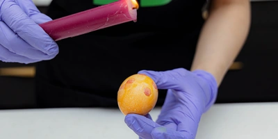 Как покрасить яйца натуральными красителями: пошаговые инструкции с фото