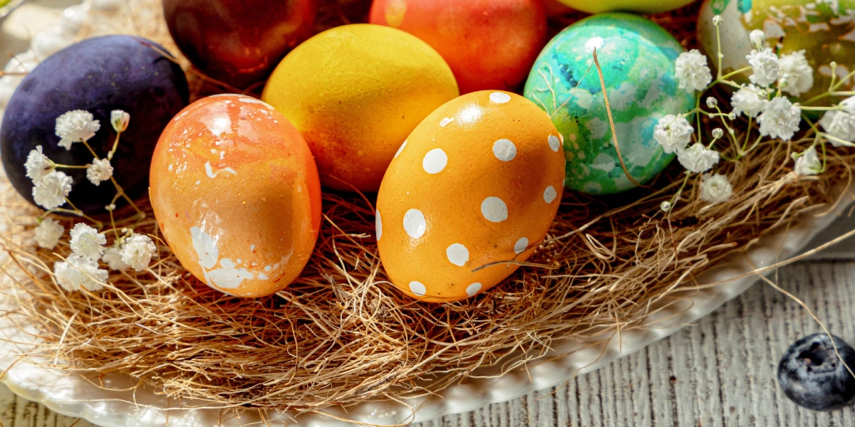 Как покрасить яйца натуральными красителями: пошаговые инструкции с фото
