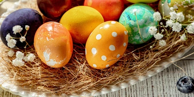 Как покрасить яйца натуральными красителями: пошаговые инструкции с фото