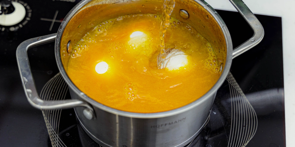 Как покрасить яйца натуральными красителями: пошаговые инструкции с фото