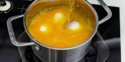 Как покрасить яйца натуральными красителями: пошаговые инструкции с фото