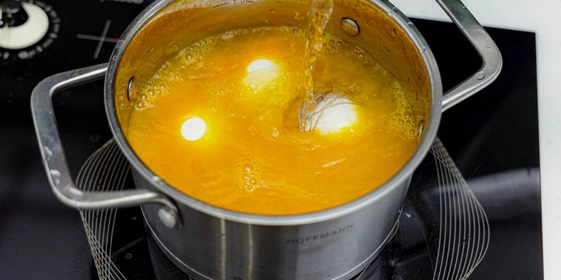 Как покрасить яйца натуральными красителями: пошаговые инструкции с фото