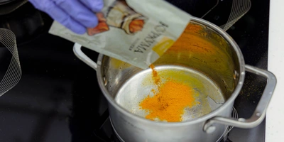 Как покрасить яйца натуральными красителями: пошаговые инструкции с фото