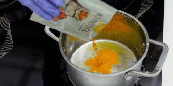 Как покрасить яйца натуральными красителями: пошаговые инструкции с фото