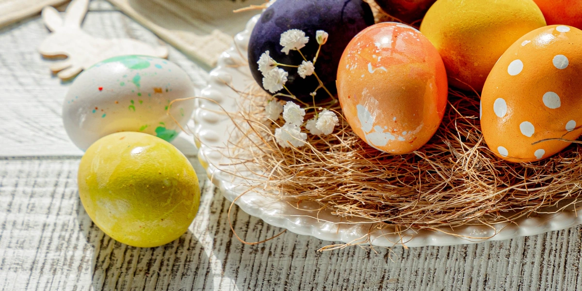 Как покрасить яйца натуральными красителями: пошаговые инструкции с фото