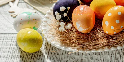 Как покрасить яйца натуральными красителями: пошаговые инструкции с фото