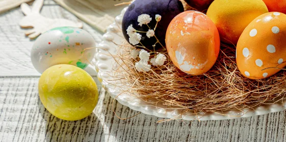 Как покрасить яйца натуральными красителями: пошаговые инструкции с фото