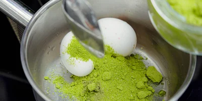 Как покрасить яйца натуральными красителями: пошаговые инструкции с фото