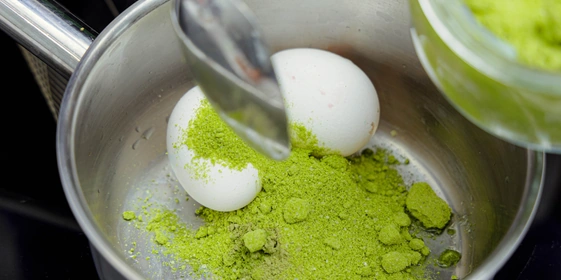 Как покрасить яйца натуральными красителями: пошаговые инструкции с фото