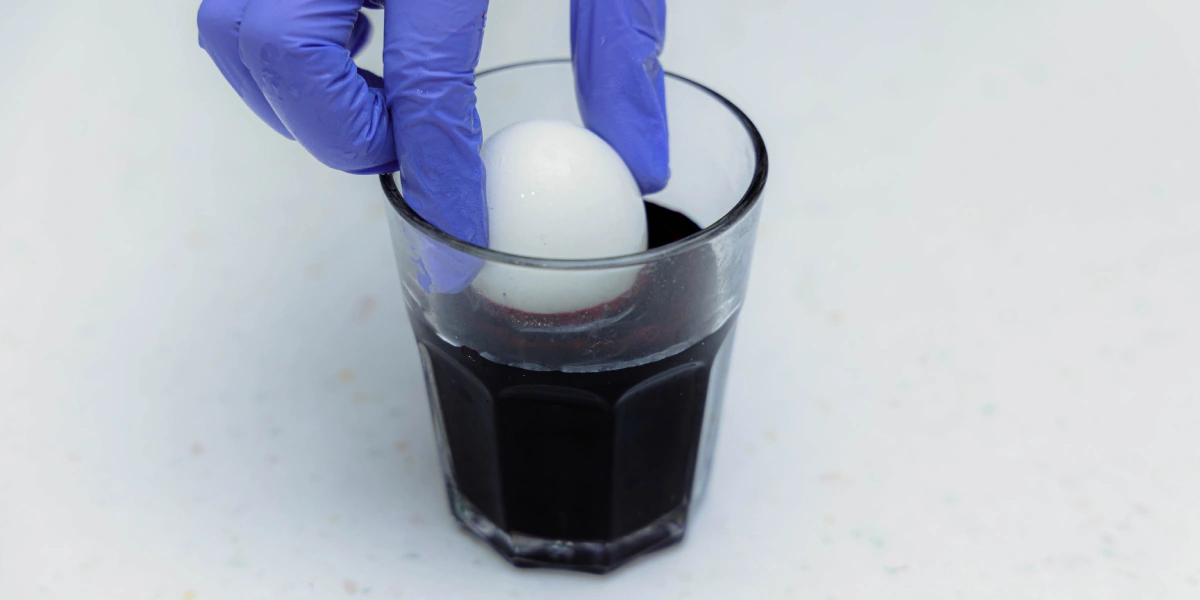 Как покрасить яйца натуральными красителями: пошаговые инструкции с фото