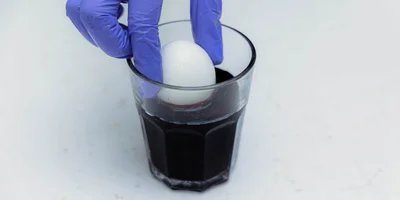 Как покрасить яйца натуральными красителями: пошаговые инструкции с фото