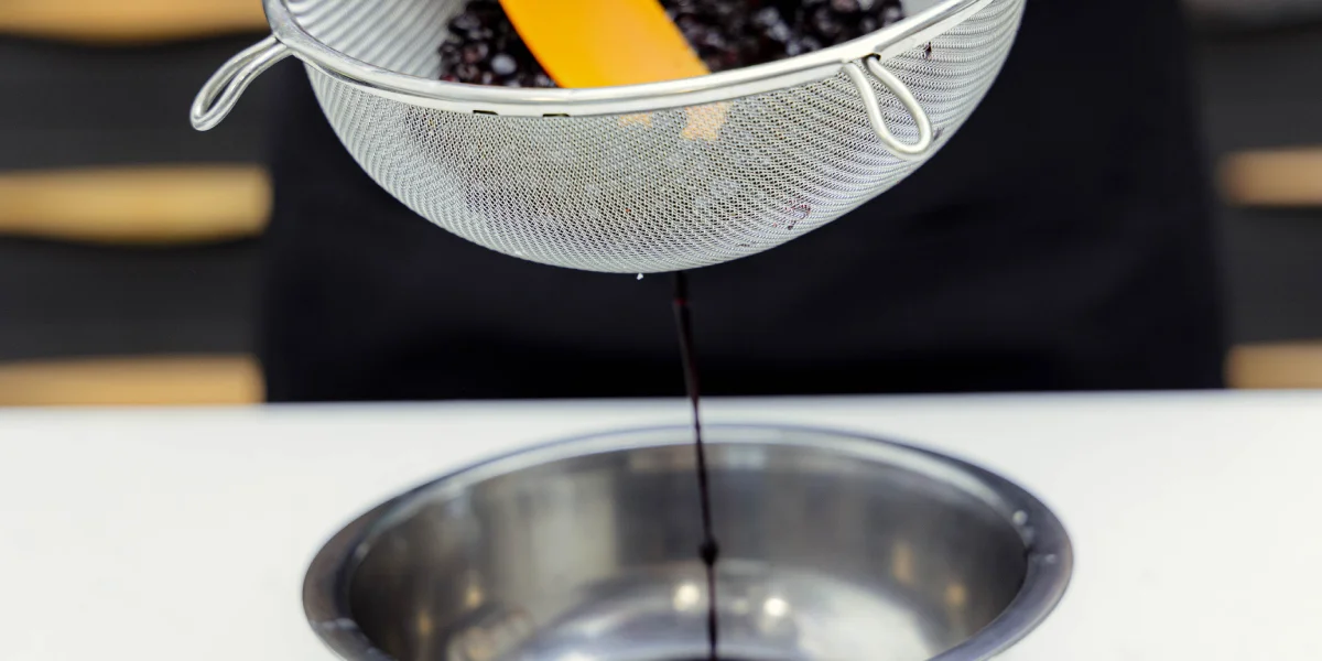 Как покрасить яйца натуральными красителями: пошаговые инструкции с фото