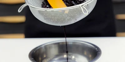 Как покрасить яйца натуральными красителями: пошаговые инструкции с фото