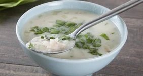 Кисломолочный суп с рисом и зеленью