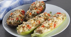Кабачки и баклажаны, фаршированные кус-кусом