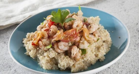 Киноа с креветками