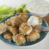 Куриные грудки в&nbsp;панировке из&nbsp;киноа с&nbsp;соусом дзадзики